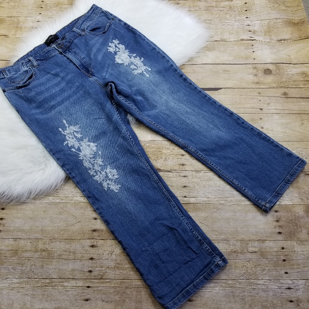 WHO WHAT WEAR FLORAL EMBROIDERED CAPRI JEANS 16